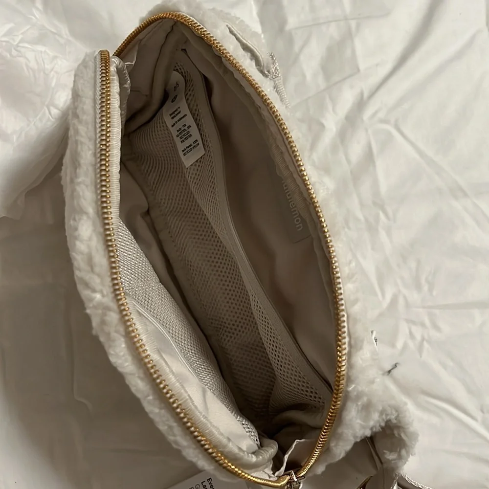 NWT Lululemon Everywhere Belt Bag 2L Fleece White Opal/Gold New - Picture 5 of 6